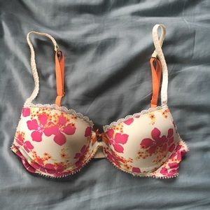 Adorable Hawaiian lace bra Victoria’s Secret